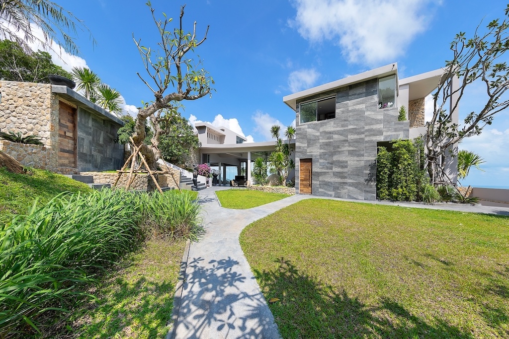 Luxury Koh Samui Property Lawn
