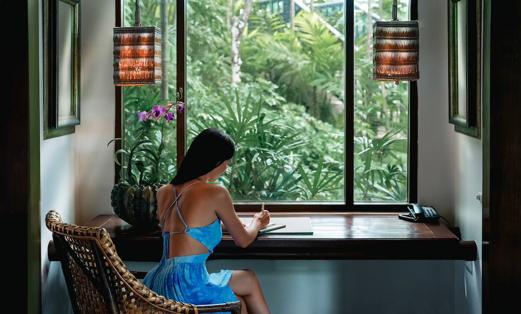 The Estates Four Seasons Villa Pearl Desk
