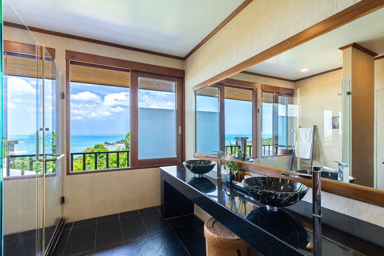 Baan Phuttarak Bathroom