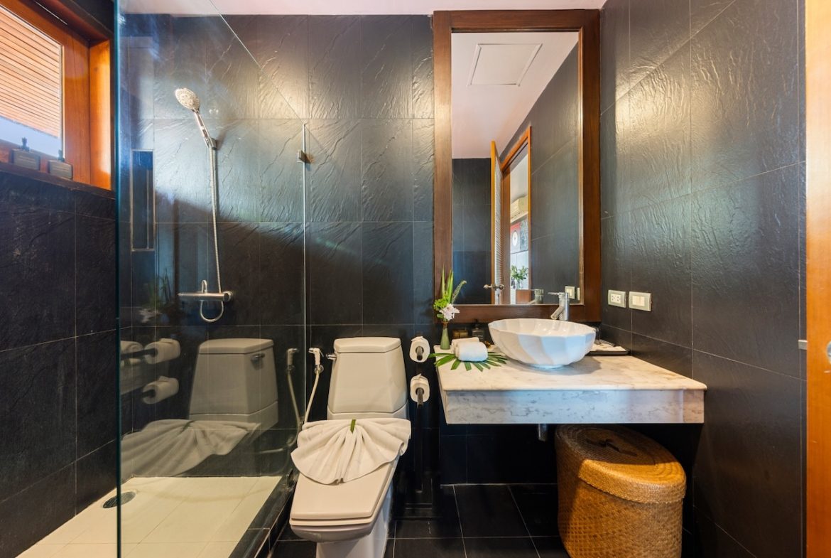 Baan Phuttarak Bathroom