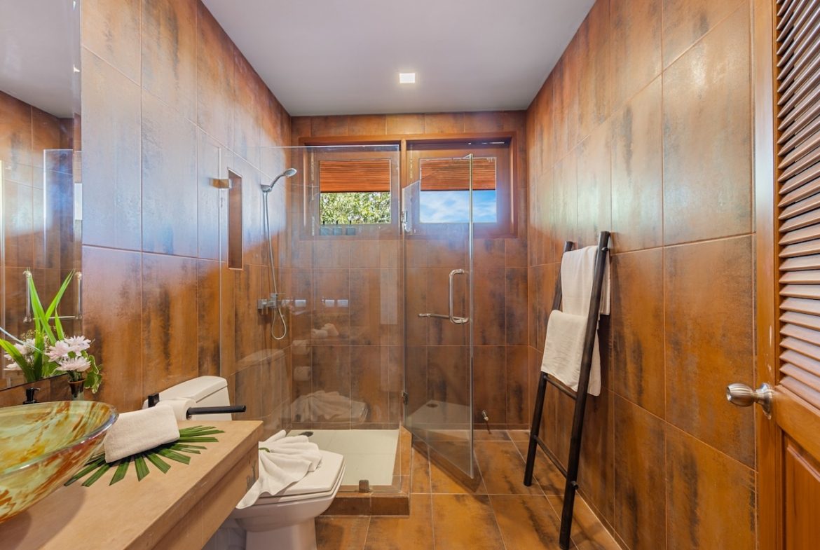 Baan Phuttarak Bathroom