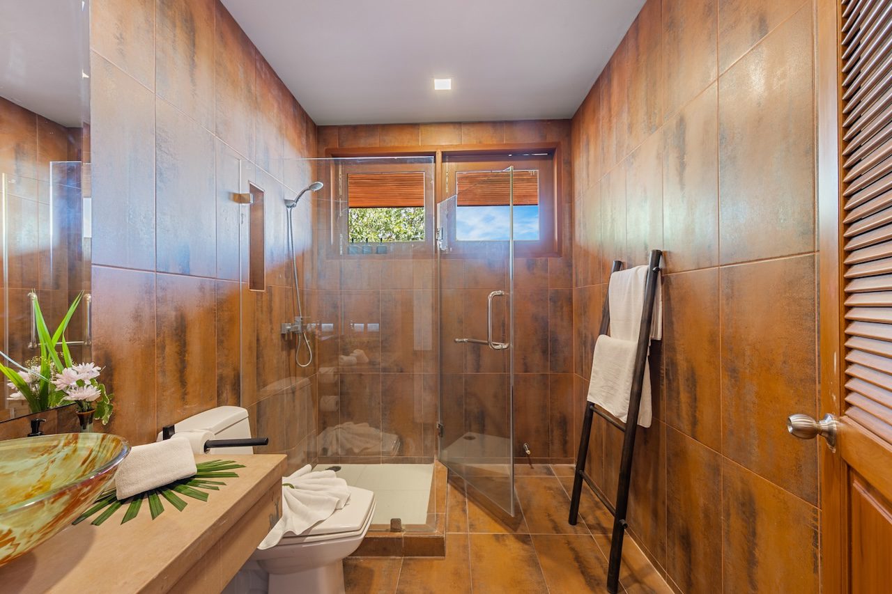 Baan Phuttarak Bathroom