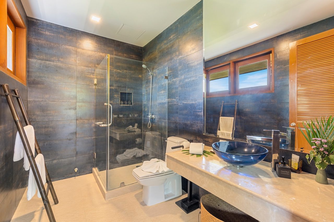 Baan Phuttarak Bathroom