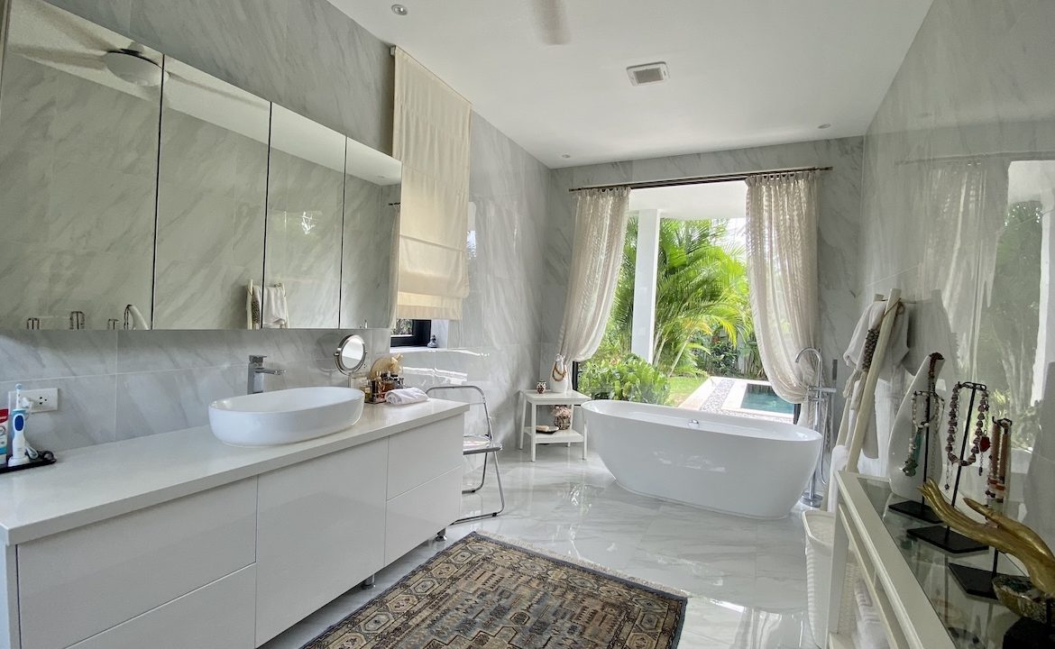 Maenam Modern Pool Villa Master Bathroom