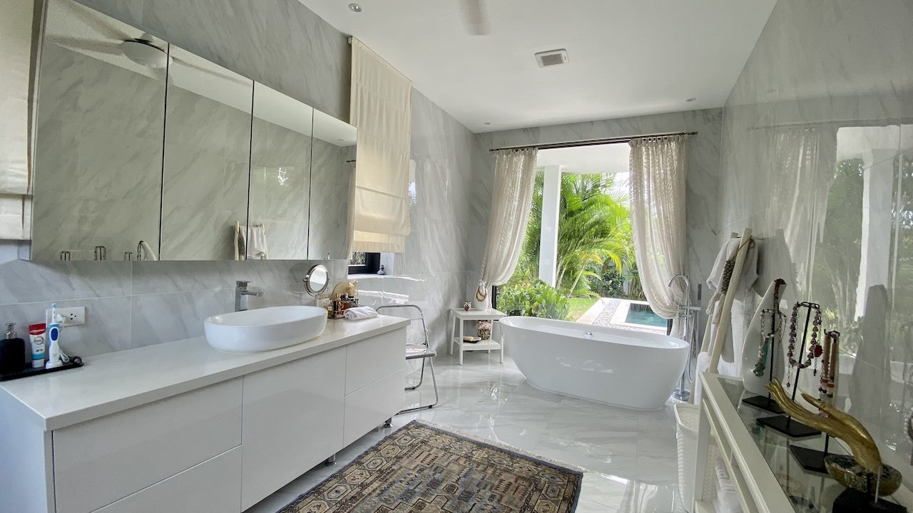 Maenam Modern Pool Villa Maenam Modern Pool Villa Master Bathroom