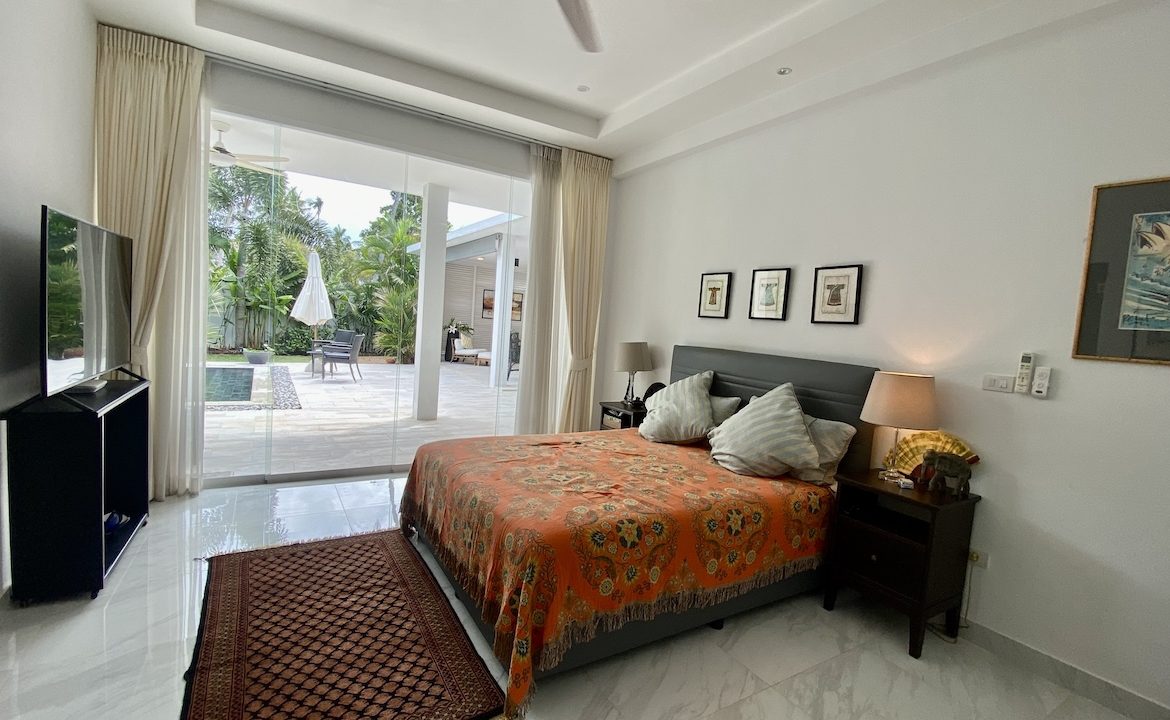 Maenam Modern Pool Villa Bedroom
