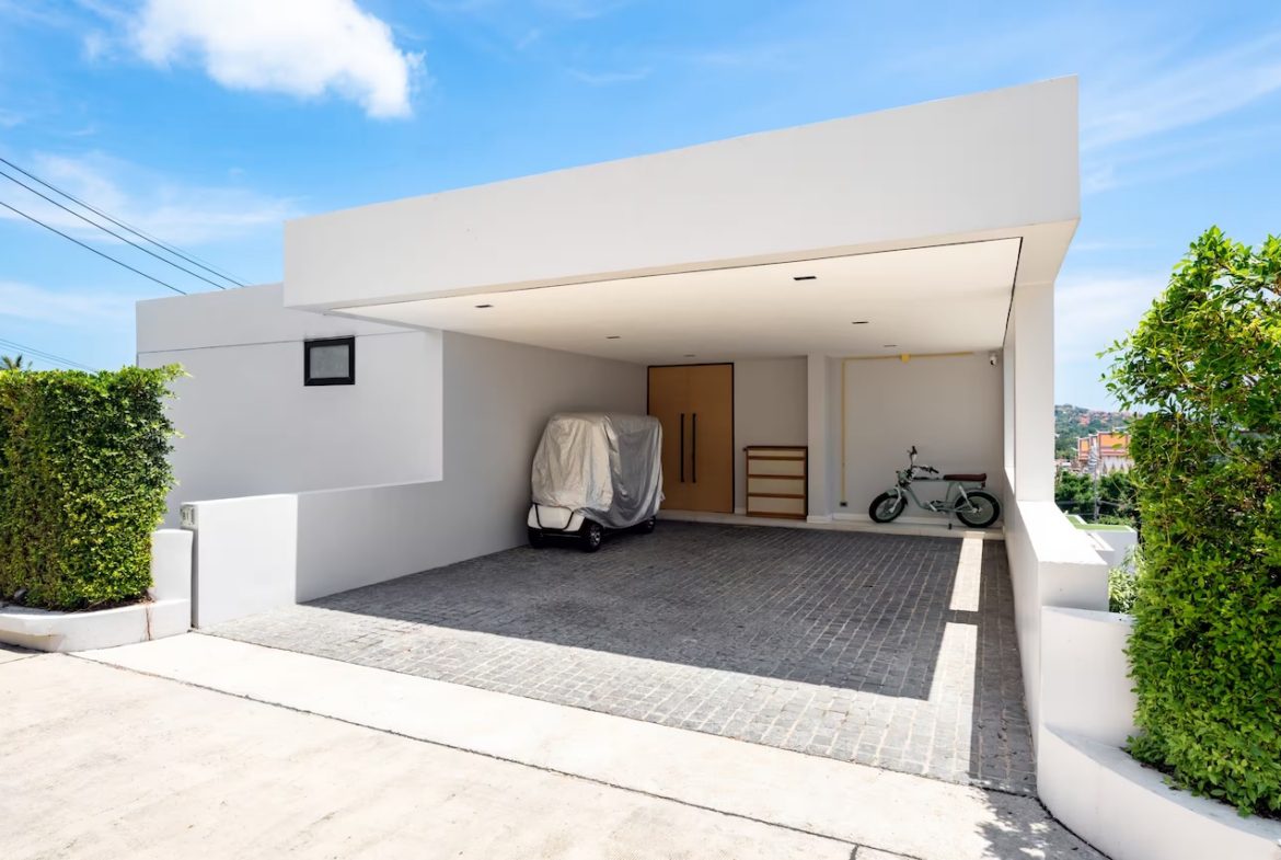 The Bay Villa Parking